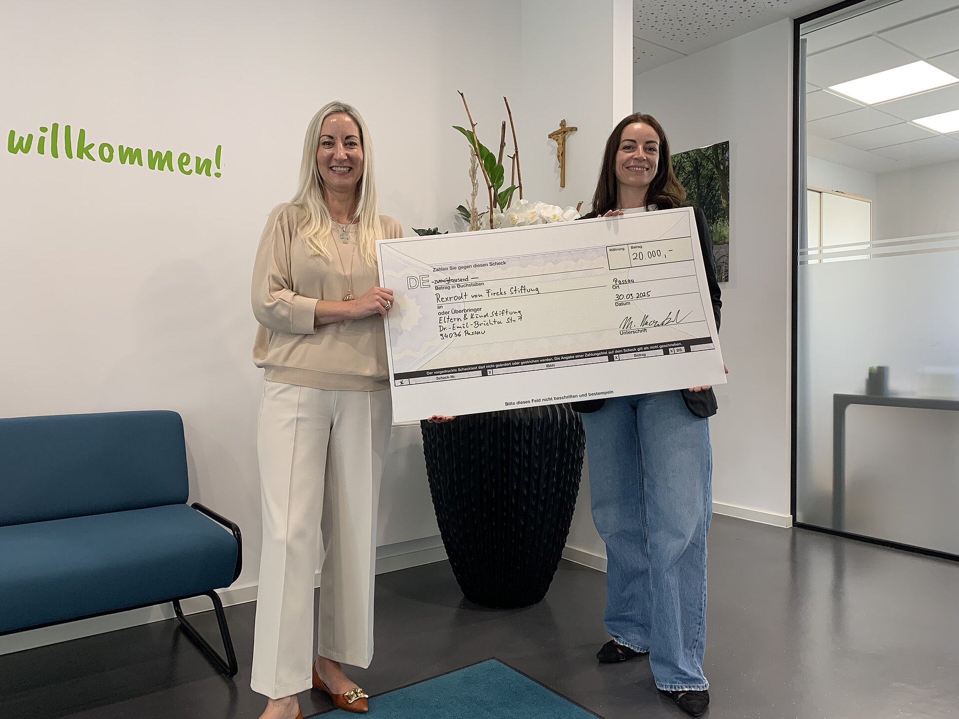 Spendenübergabe von Eltern&Kind Stiftung an Rexrodt von Fircks Stiftung